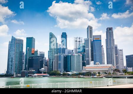 SINGAPUR, SINGAPUR - 2019. MÄRZ: Skyline von Singapur. Singapurs Geschäftsviertel.`s Stockfoto